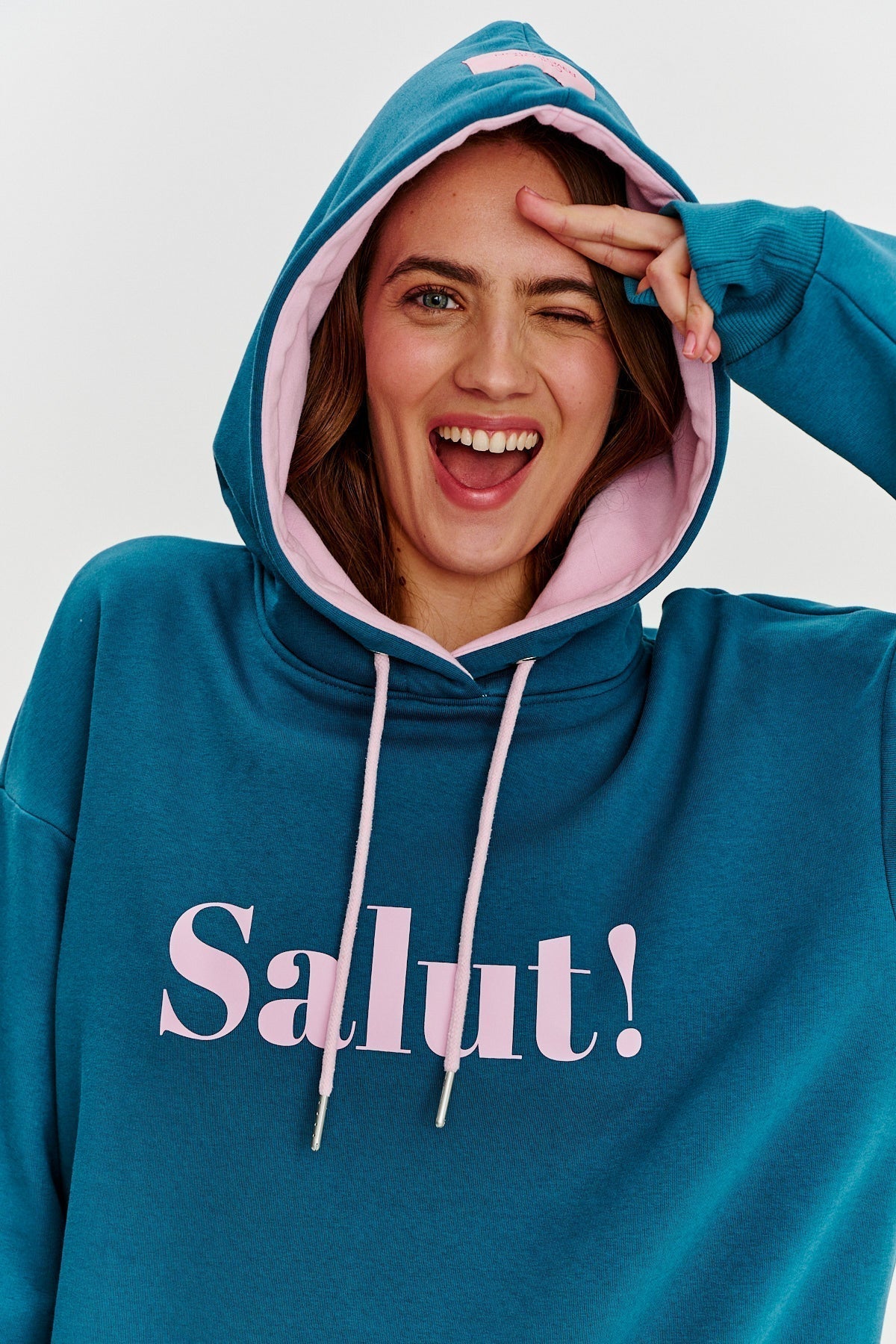 Hoodie “Salut!” | Oversized | Imprimé Contrasté