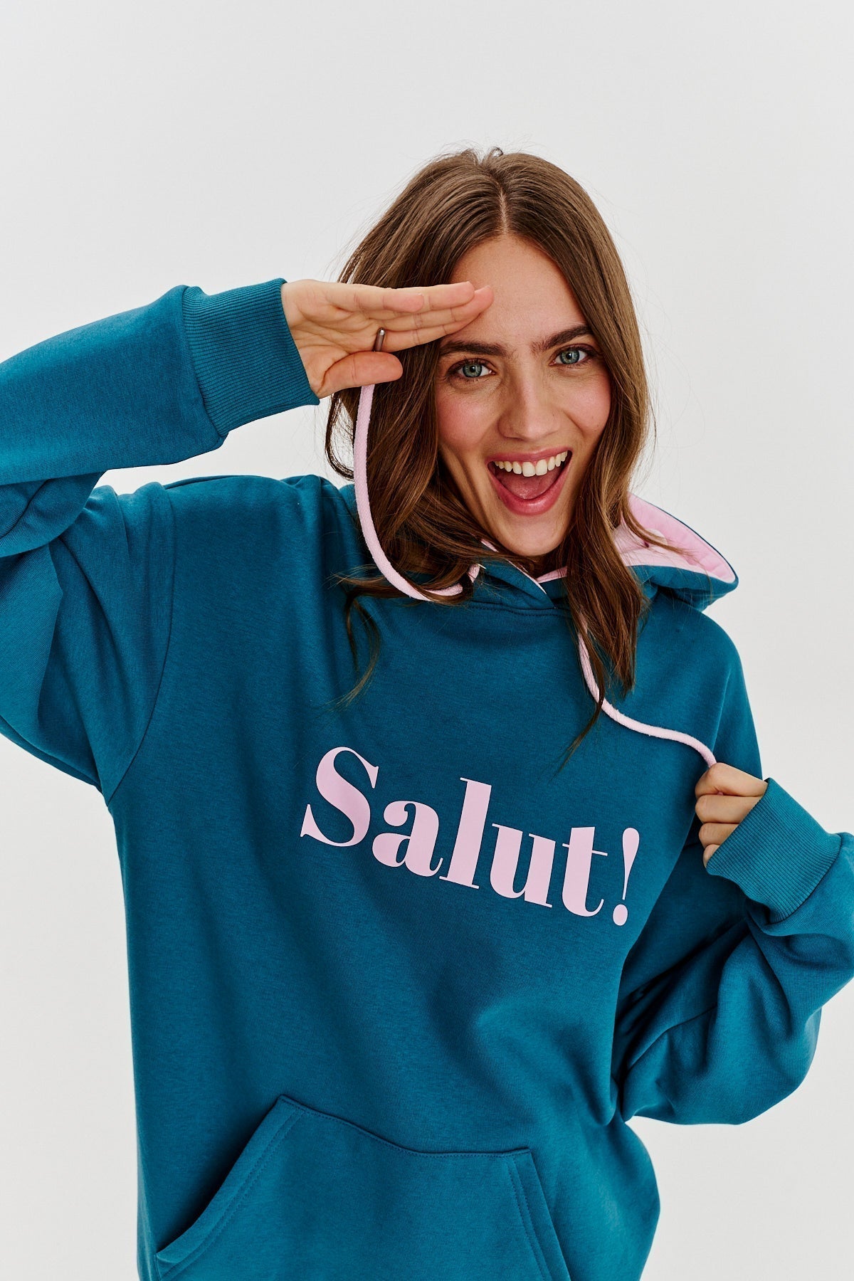 Hoodie “Salut!” | Oversized | Imprimé Contrasté