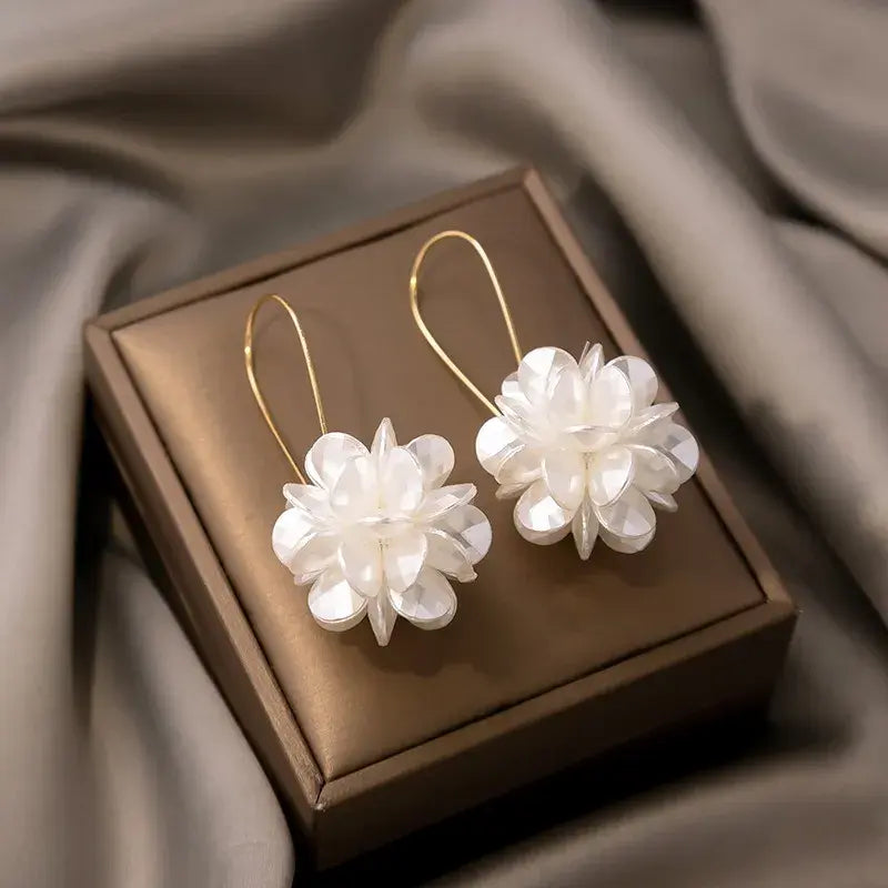 Boucles d'oreilles perles florales Clarté | Design pétales sculptés