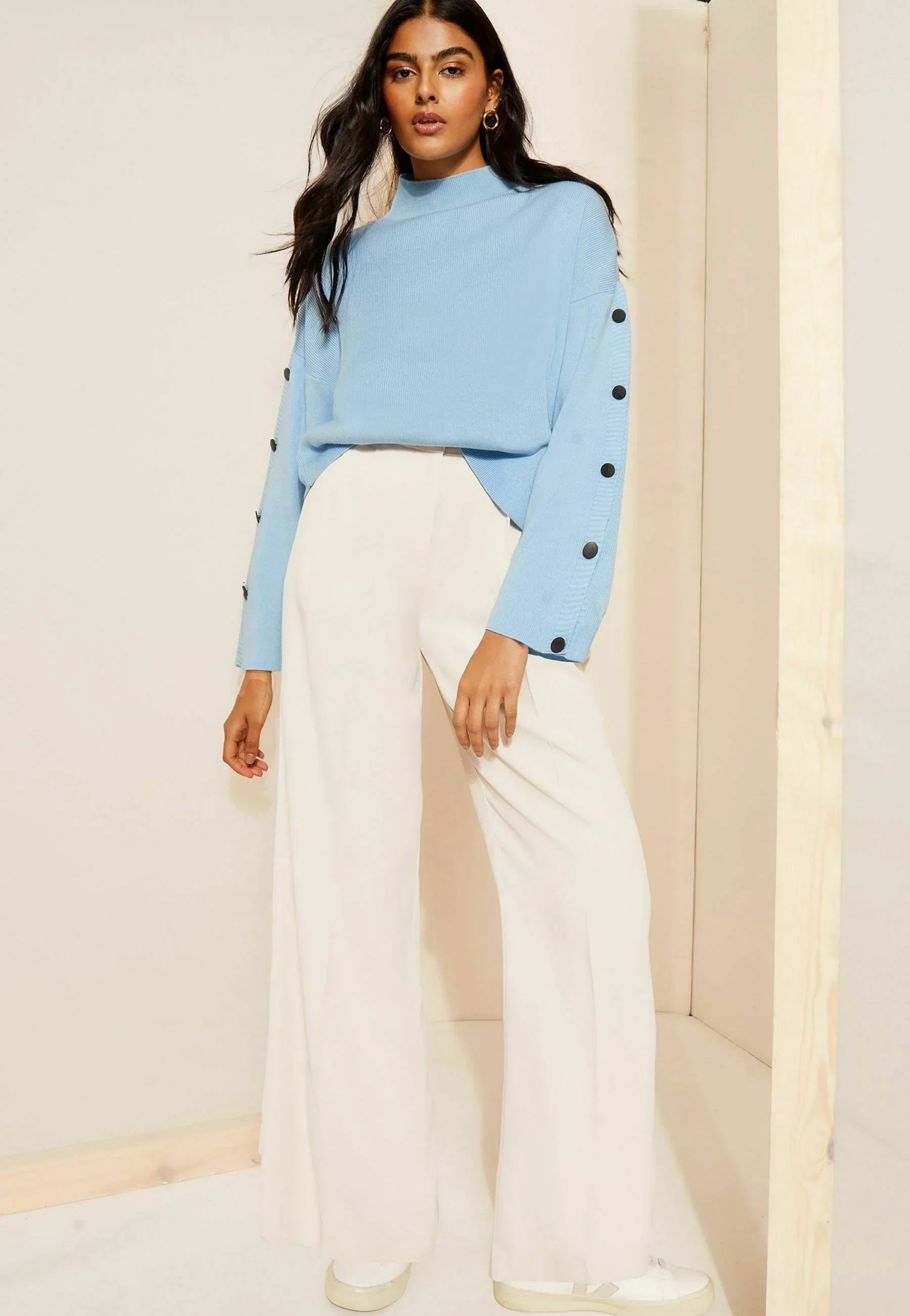 Pull Col Roulé à Manches Boutonnées | Coupe Relaxée | Design Moderne