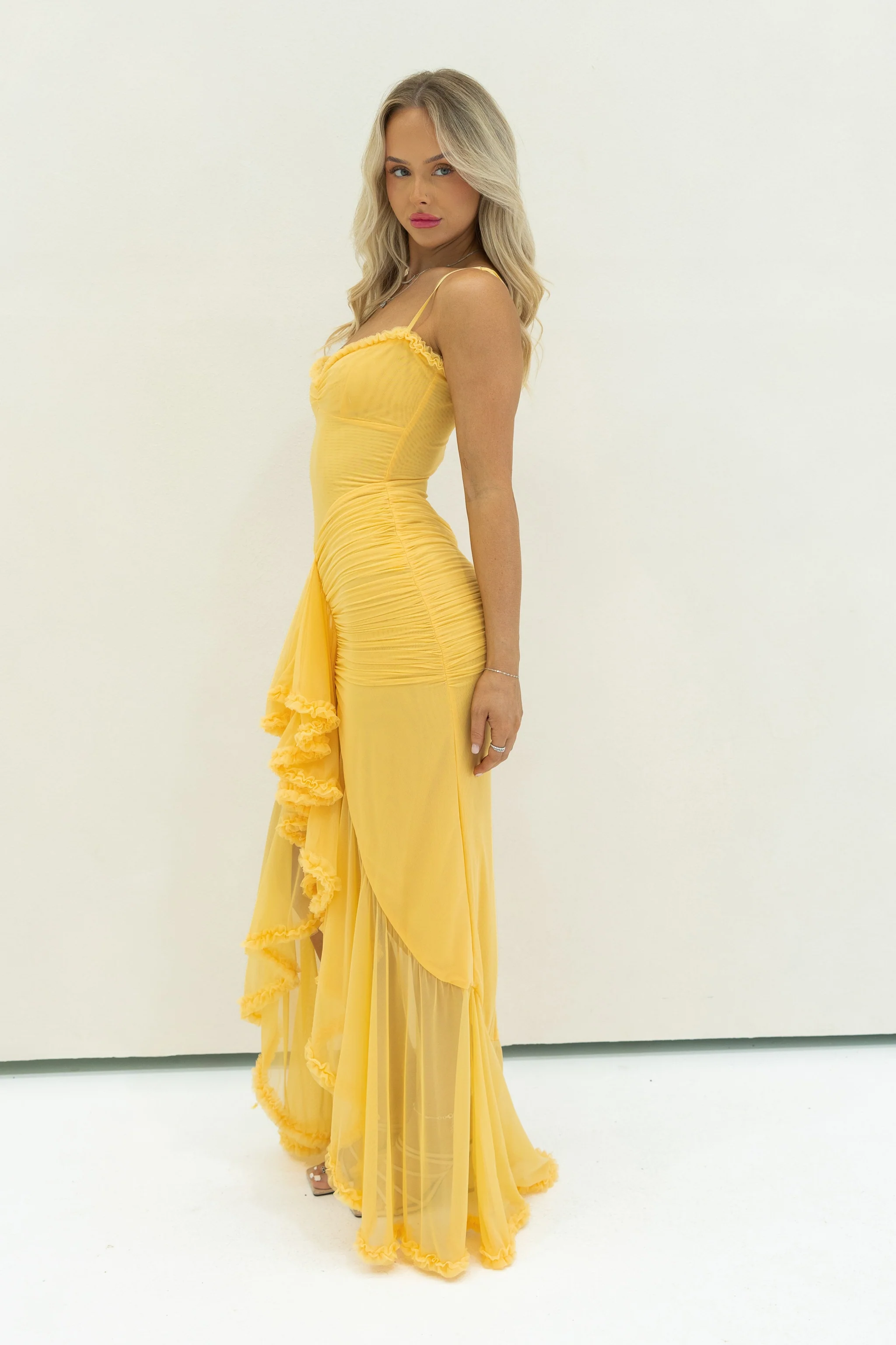 Robe Ruffle Satin Maxi | Bretelles Spaghetti, Devant Cascadant, Ourlet Train