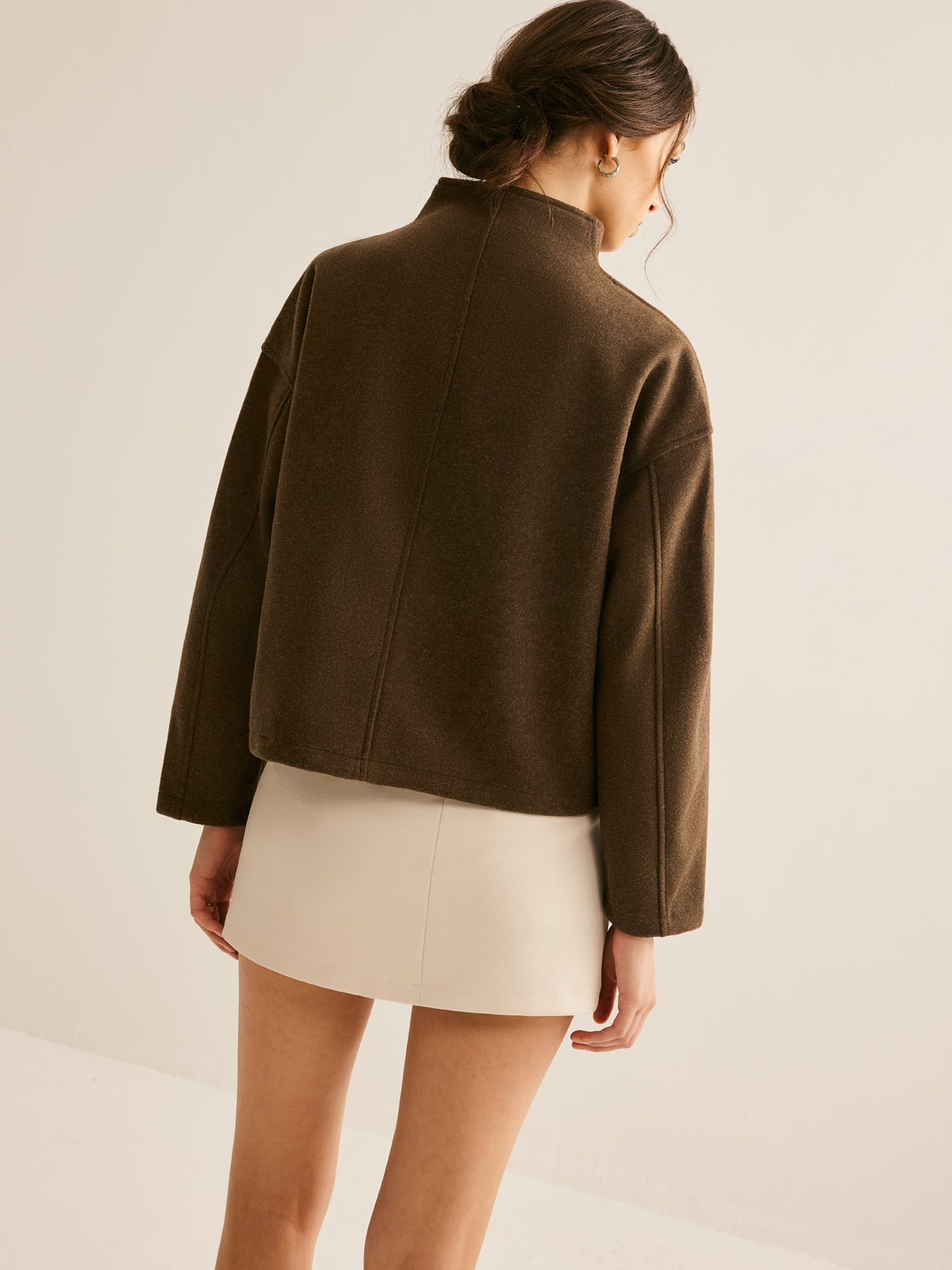 Veste Col Montant Minimaliste | Silhouette Cropped | Élégance Discrète