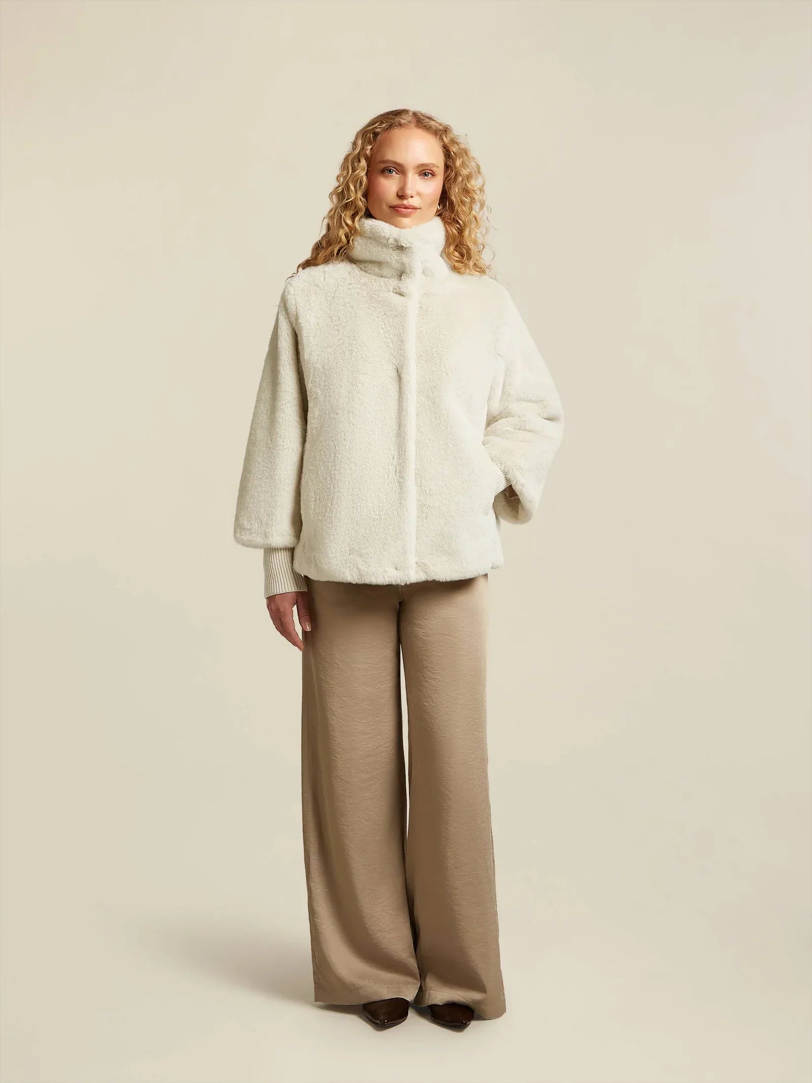 Manteau en Fausse Fourrure | Col Haut | Texture Douce