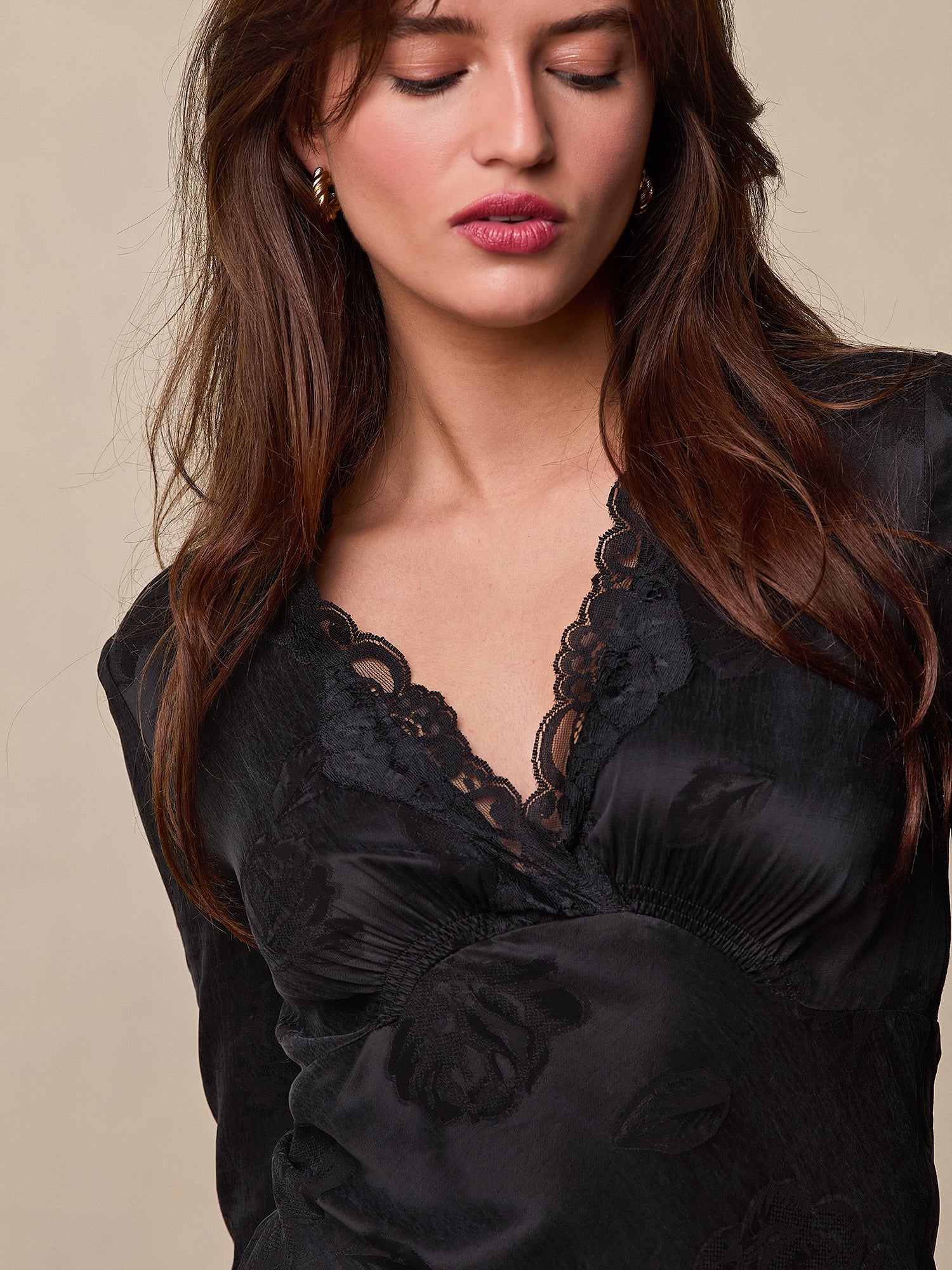 Robe Mini Satin | Col V en Dentelle | Manches Longues