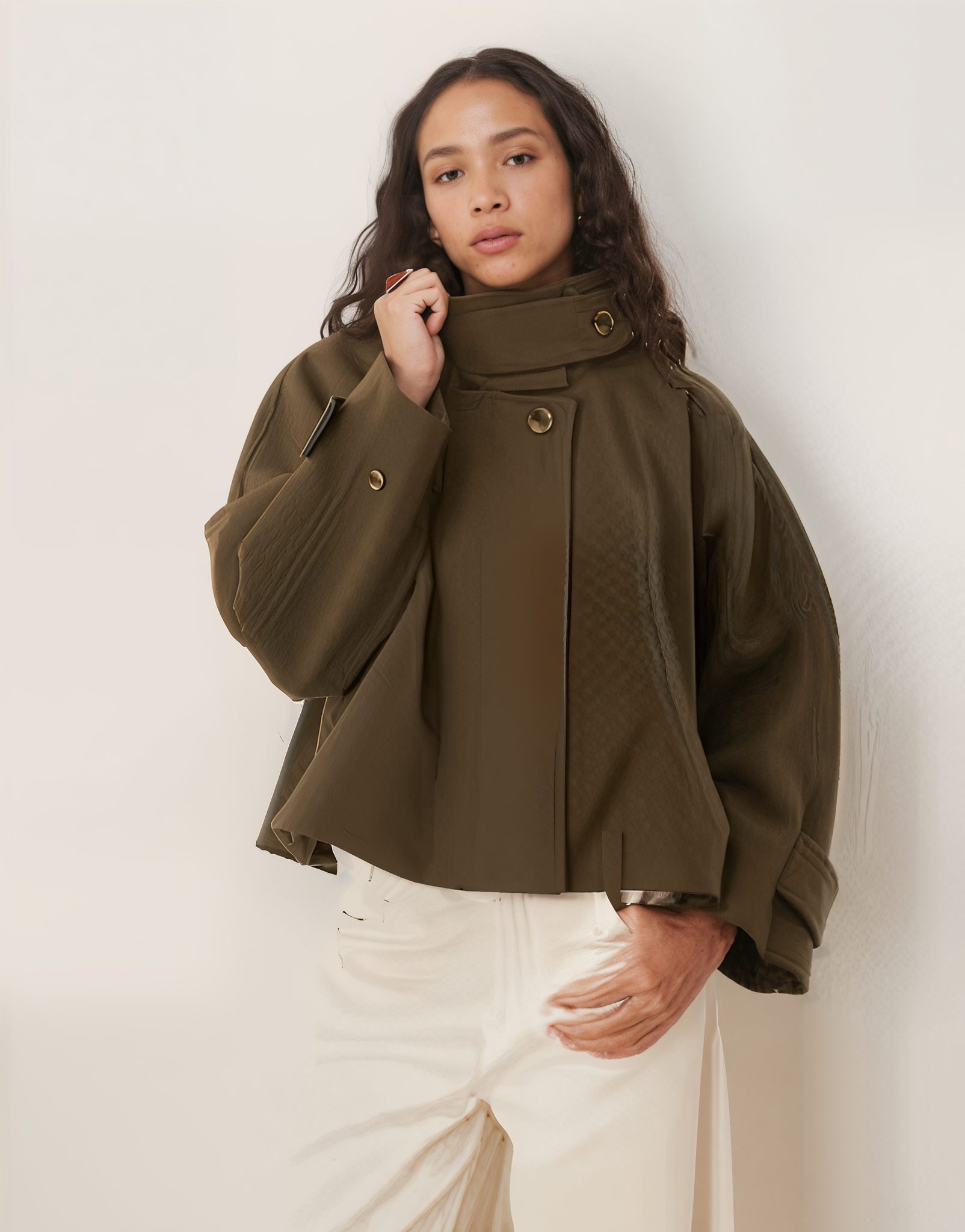 Manteau Court Structuré | Col Haut | Coupe Boxy